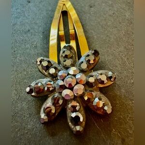 Swarovski Grey and Silver Crystal Hair Clasp
Cluster New